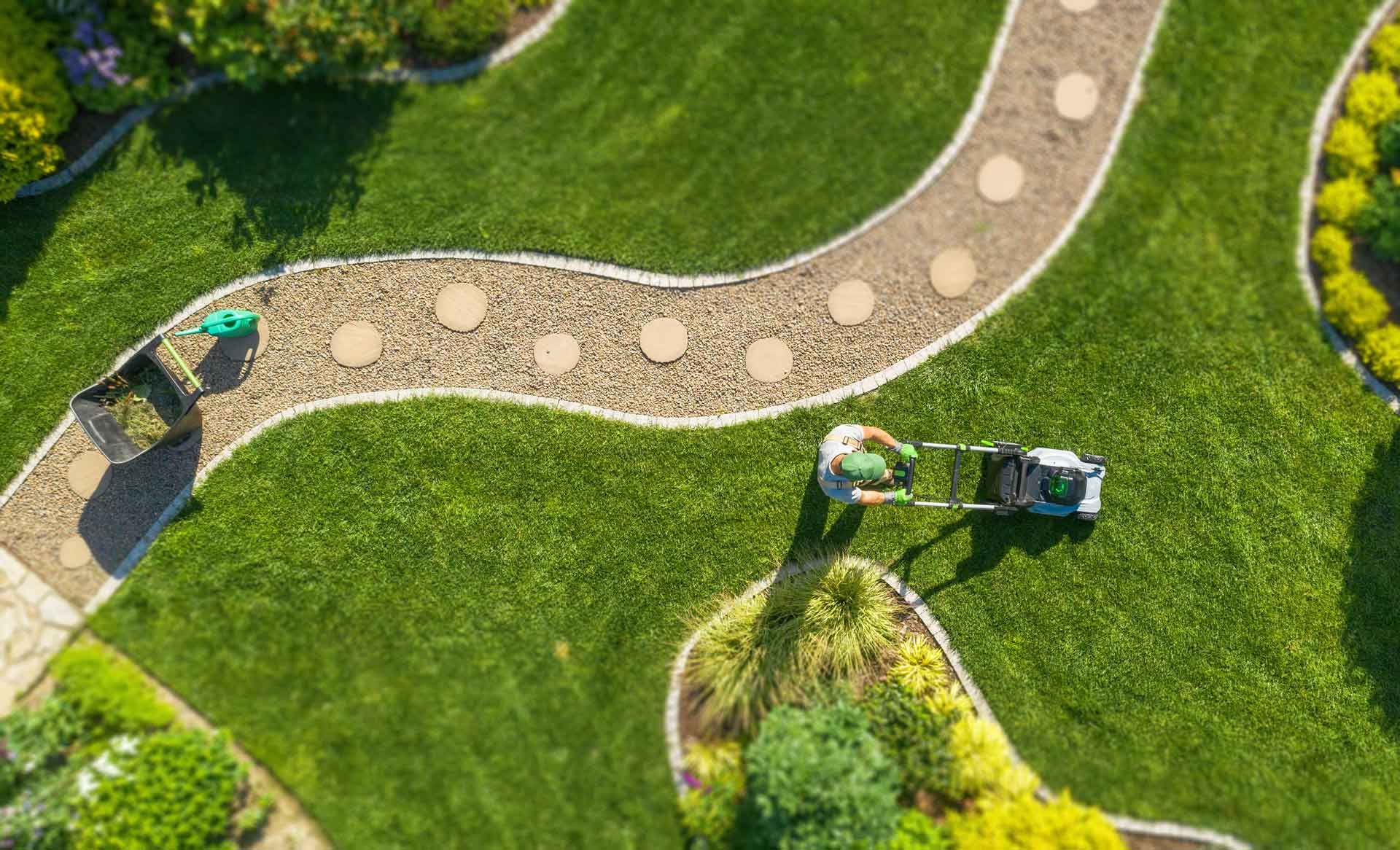 Tonte d'un jardin et bordure en vue aérienne