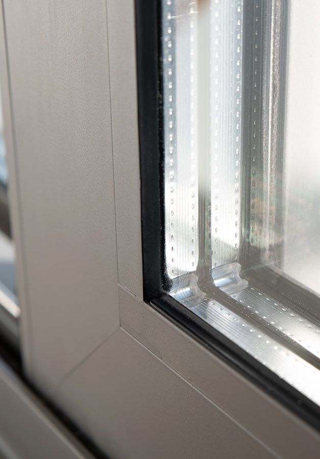 Gros plan sur une fenêtre en aluminium