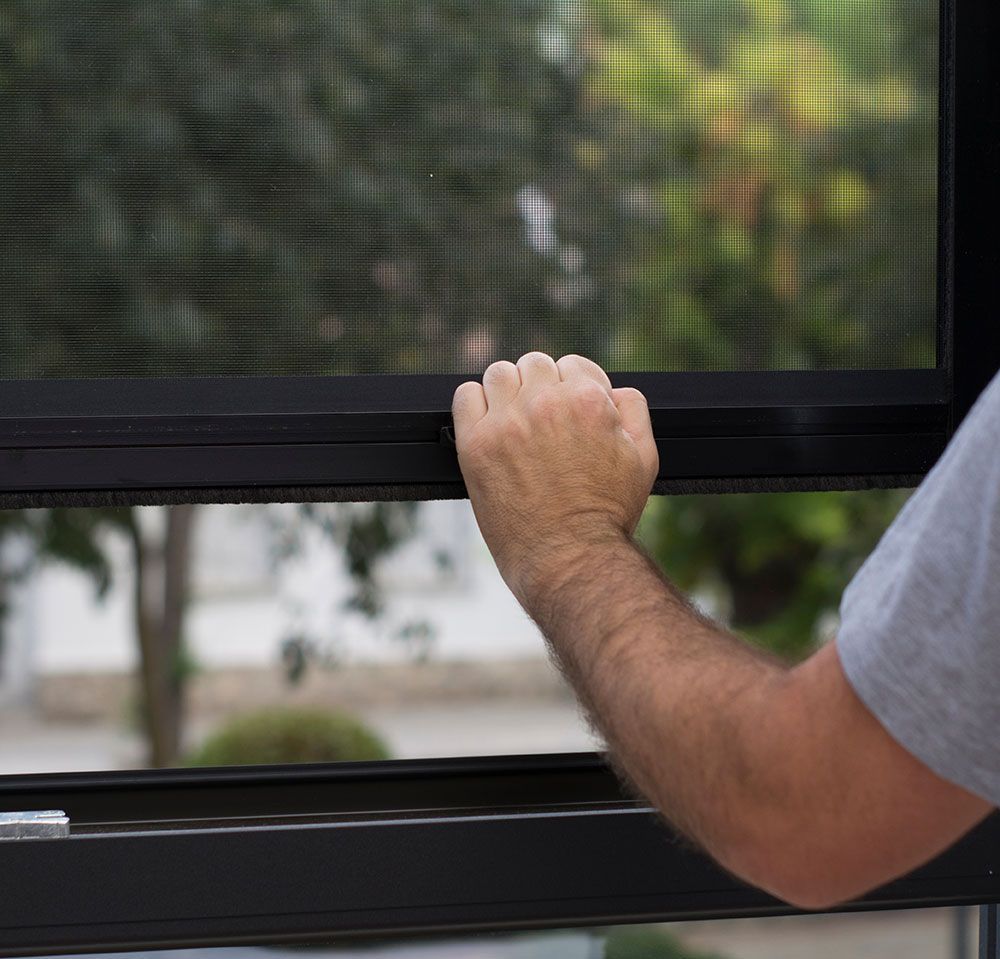 Moustiquaire de couleur sombre intégrée dans une fenêtre en Alu noir