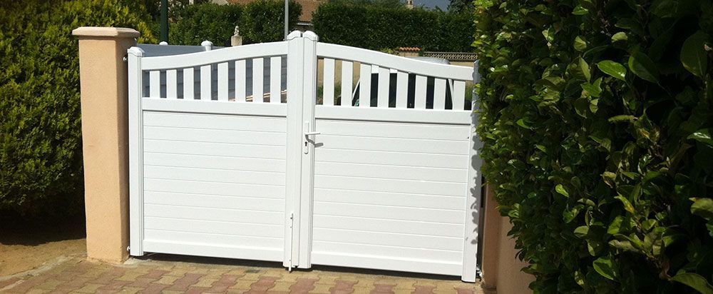 Portail battant en PVC blanc pour cloisonner un terrain