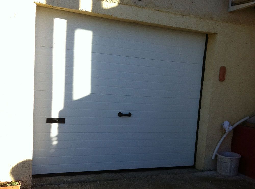 Porte de garage à enroulement en PVC blanc