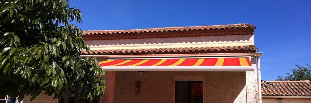 Store banne de couleur jaune et rouge