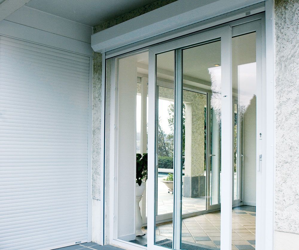 Volets roulants installé sur des baies vitrées donnant accès sur une petite terrasse