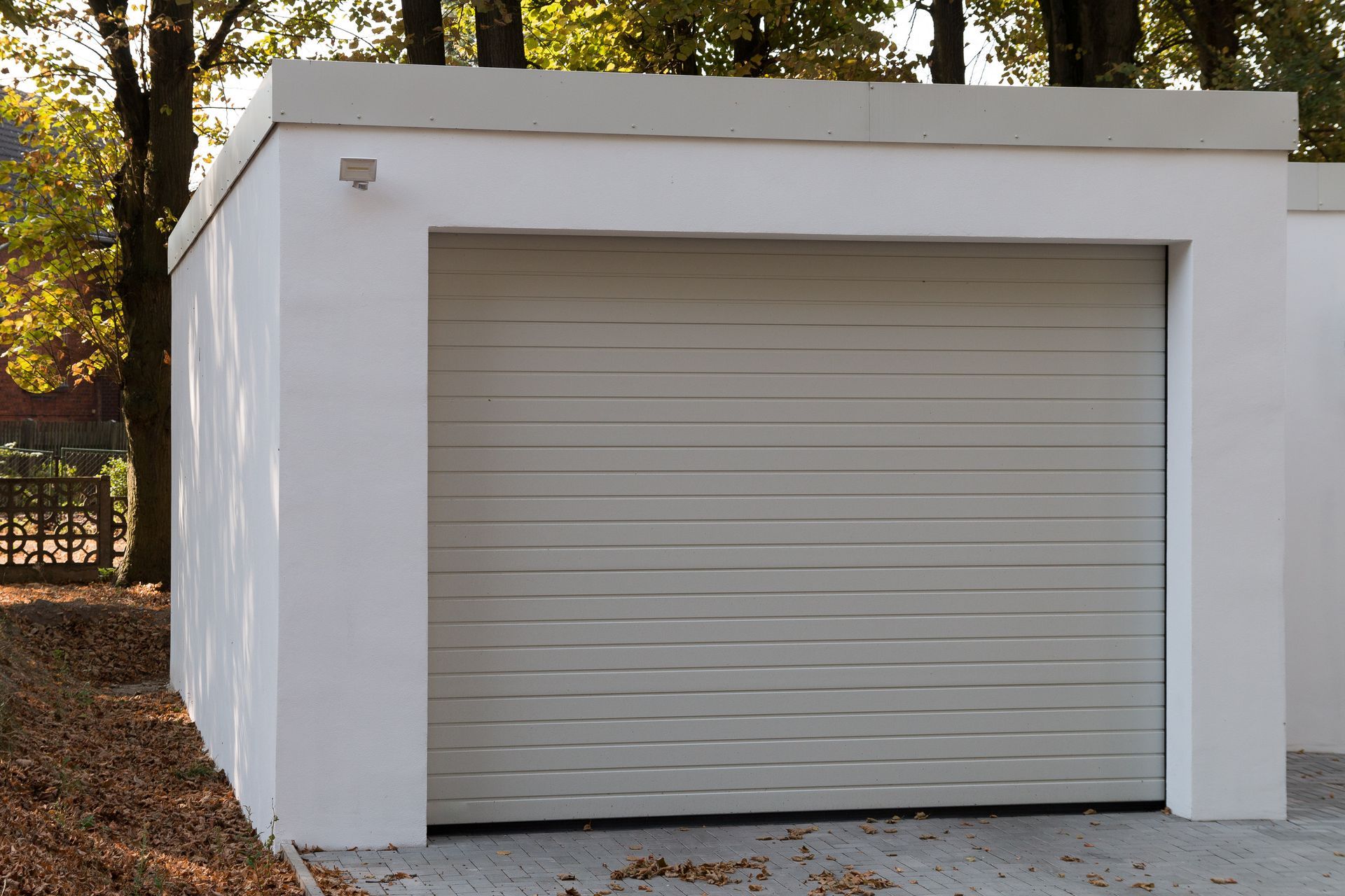 Porte de garage de couleur gris clair