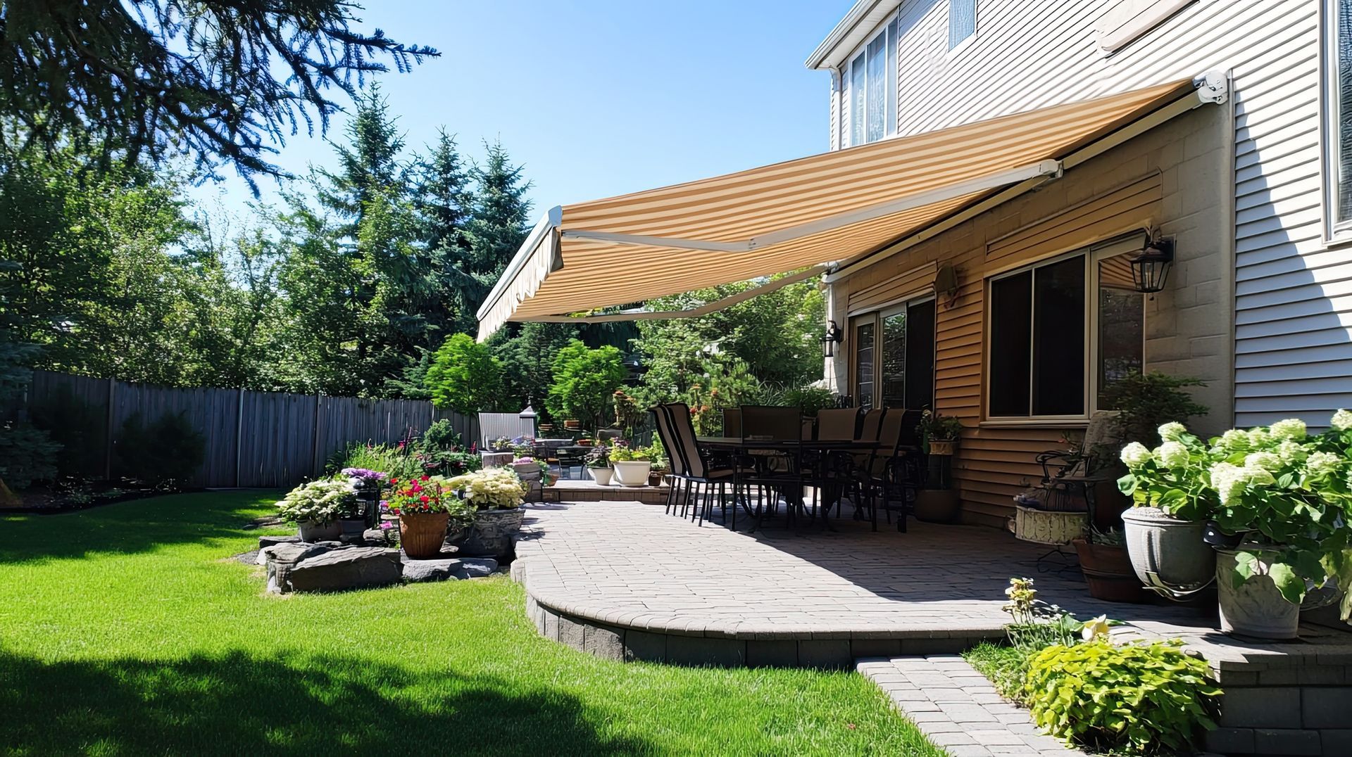 Un store ouvert devant une grande maison