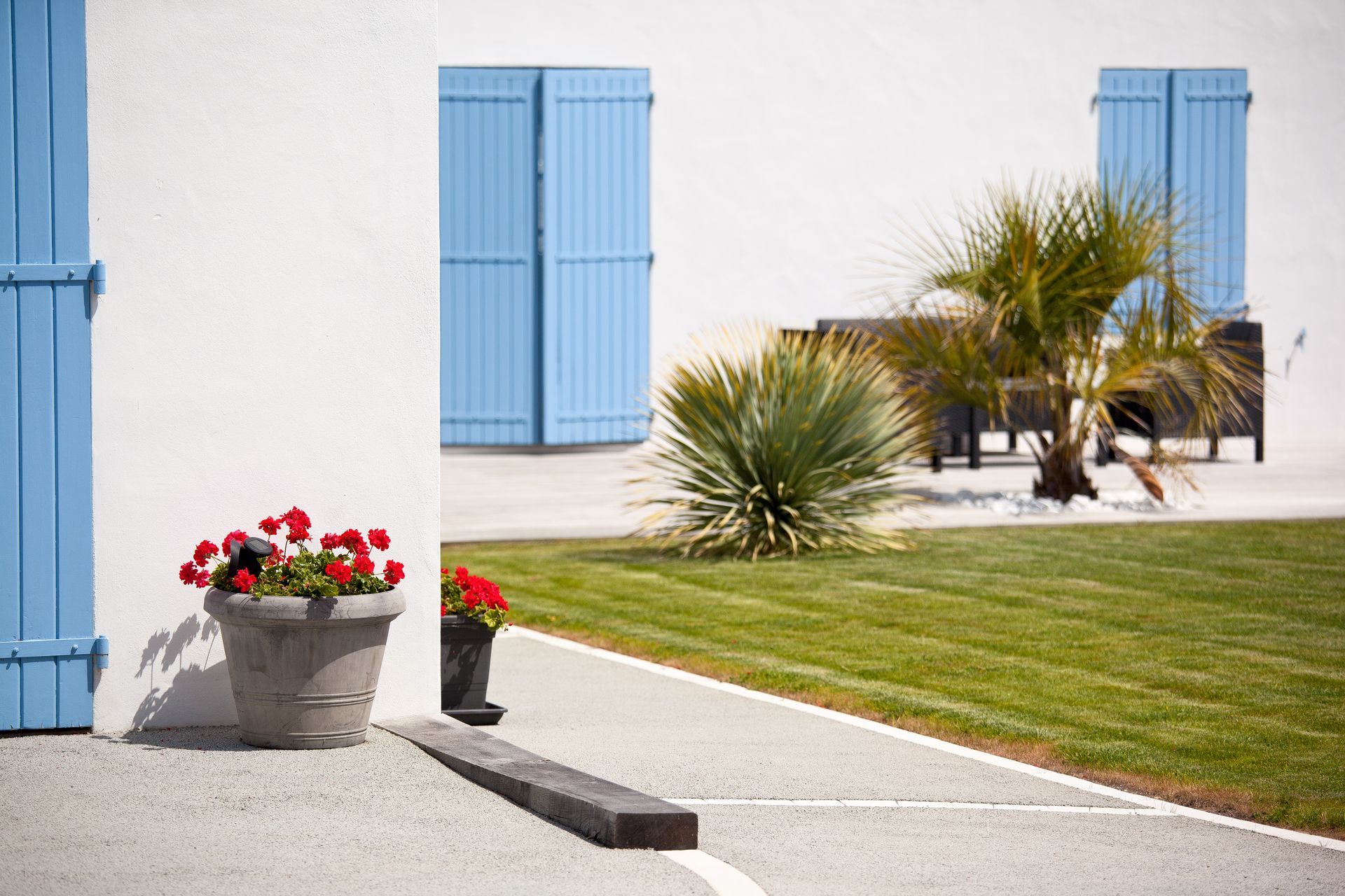 Volets battant de maison bleus