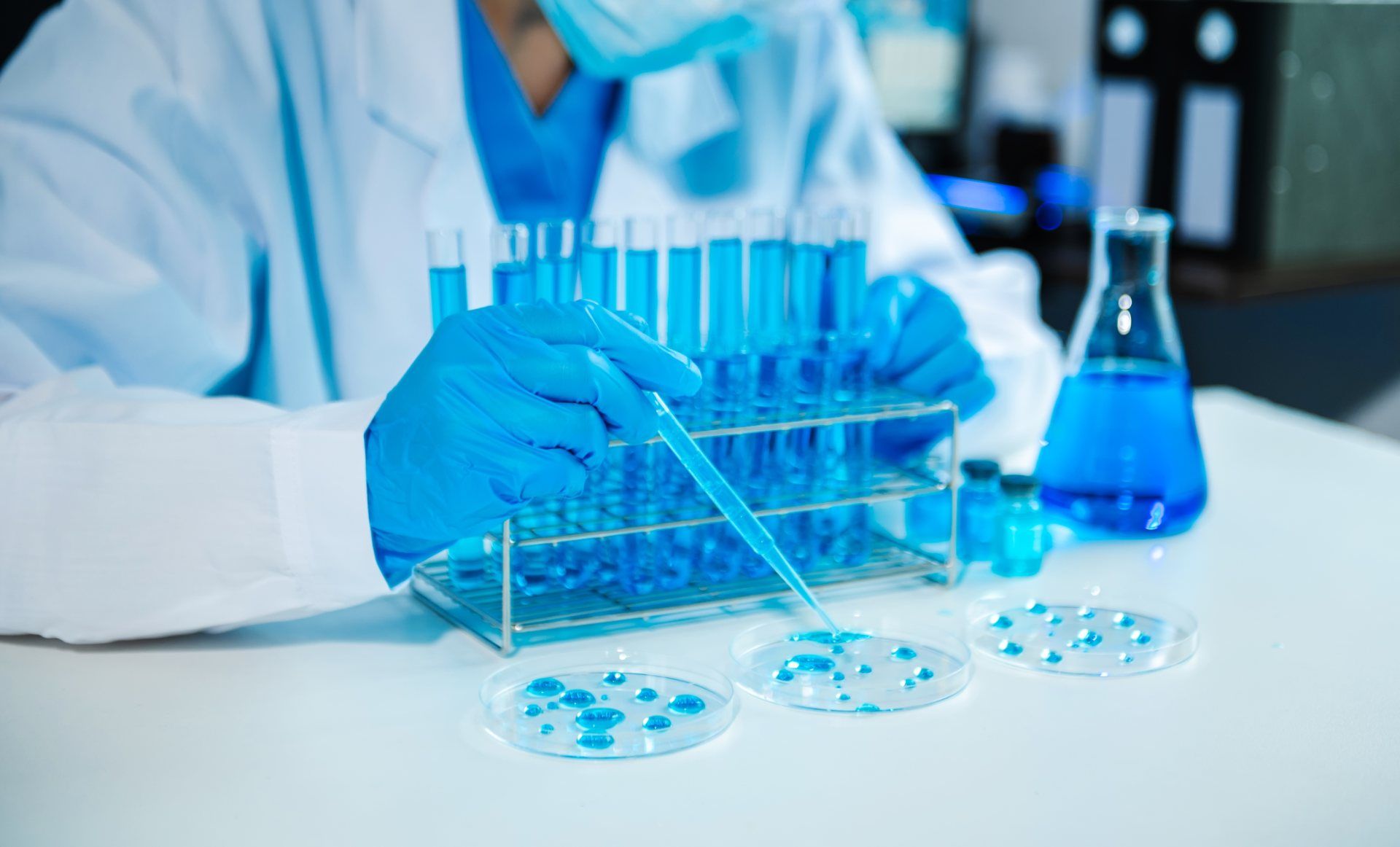 scientist does experiments