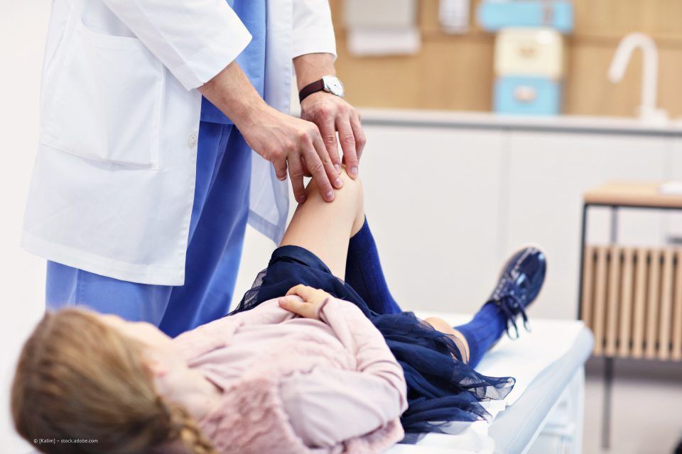 Arzt  im Orthopädiezentrum Nürnberg untersucht das Knie eines Kindes