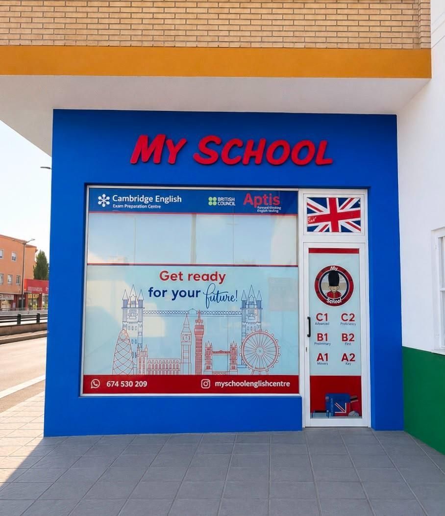 Entrada azul a la escuela con el letrero 