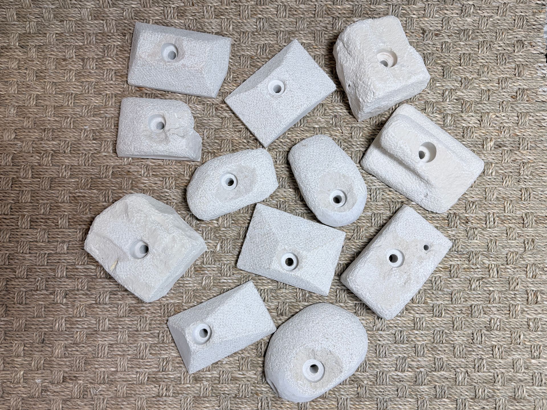 Prises d'escalade blanches de formes rectangulaires