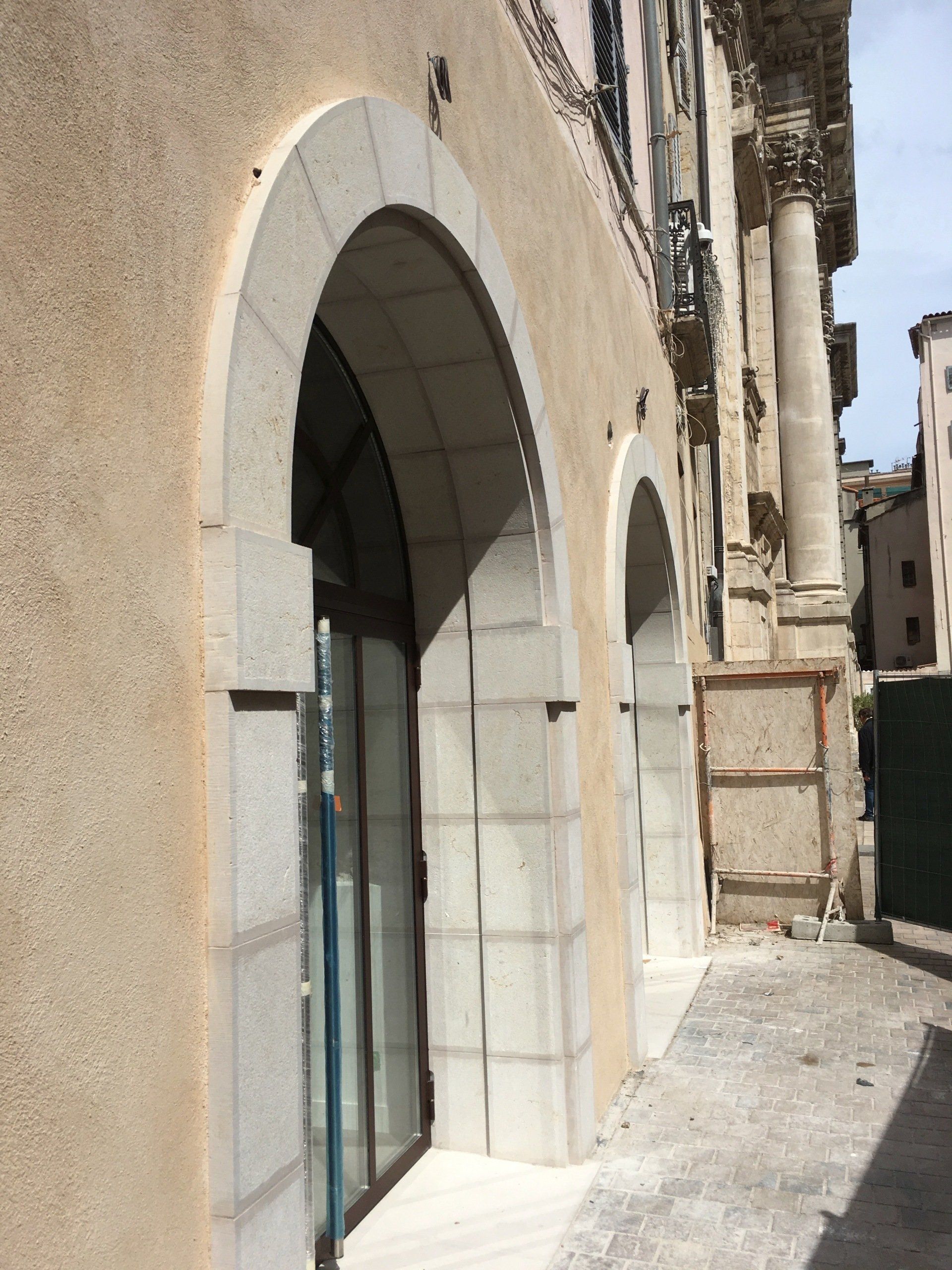 Encadrement de porte en plein cintre