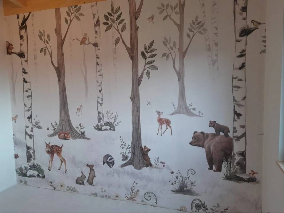 Fresque représentant une scène forestière fantaisiste avec des arbres, des cerfs, un ours et d'autres animaux.
