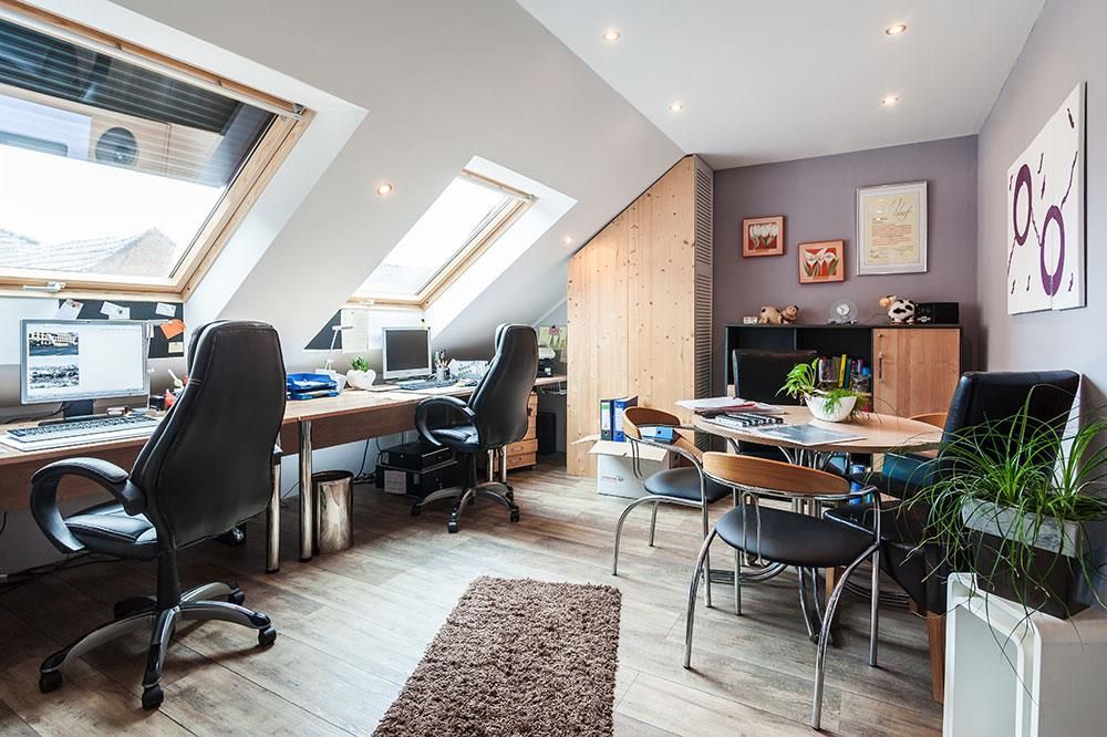 Ein Raum mit Tisch und Stühlen und einem Oberlicht