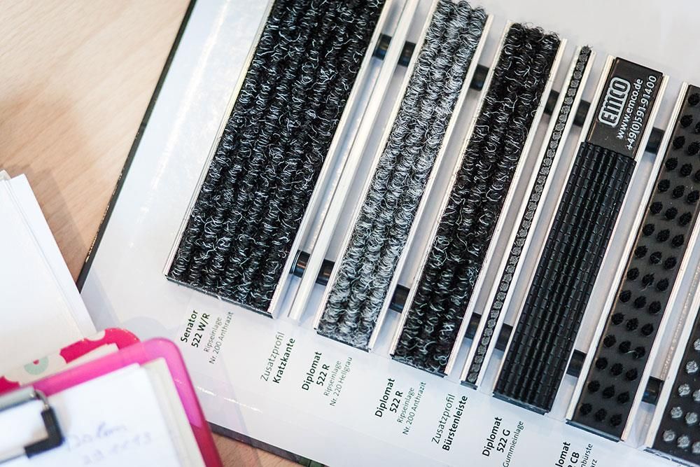 Auf einem Tisch liegen eine Reihe unterschiedlicher Bürstentypen