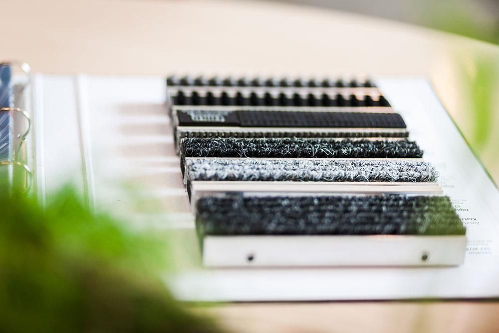 Es gibt viele verschiedene Arten von Matten auf dem Tisch.