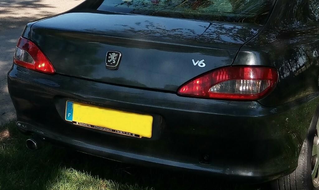 L'arrière d'une voiture noire