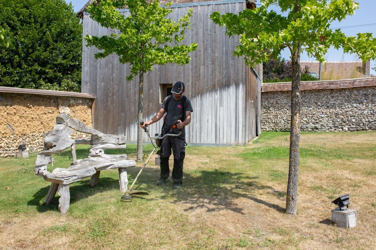 Professionnel utilisant un outil de coupe près d'un banc