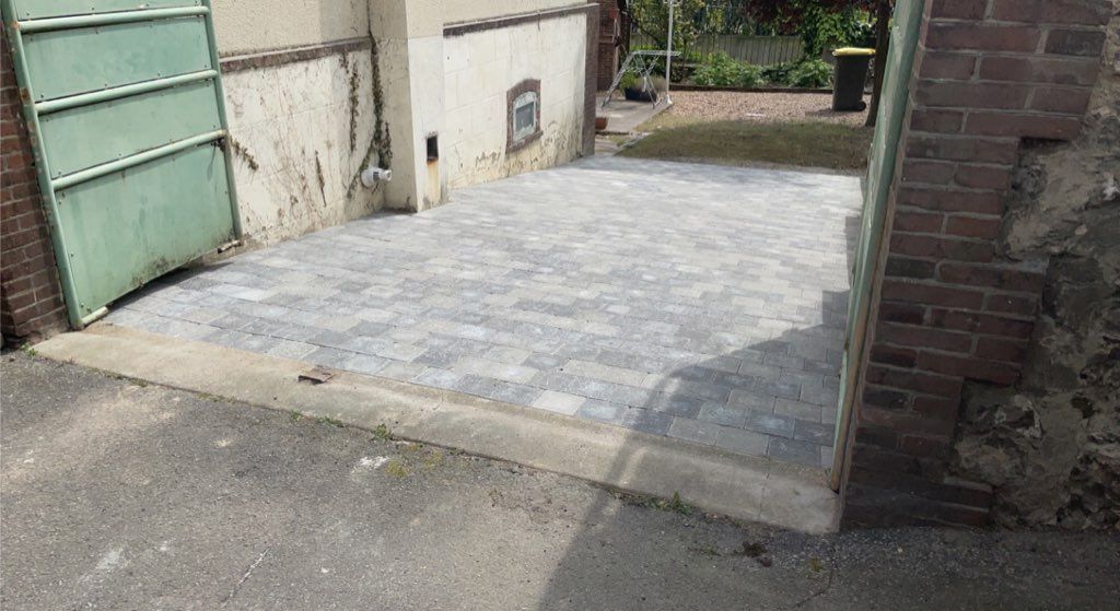 Allée pavée pour l'entrée des véhicules sur une propriété