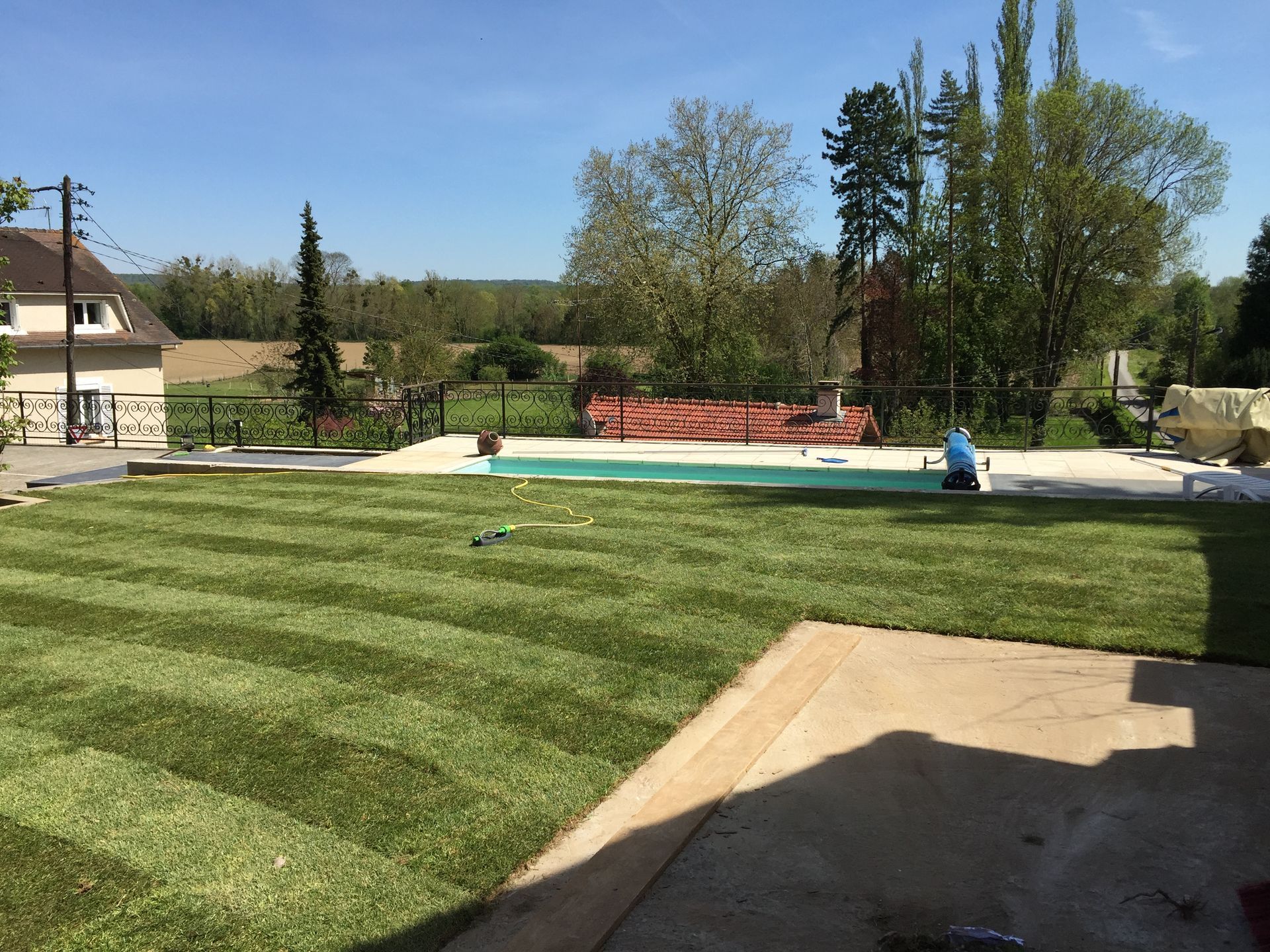 Jardin avec la pelouse tondue