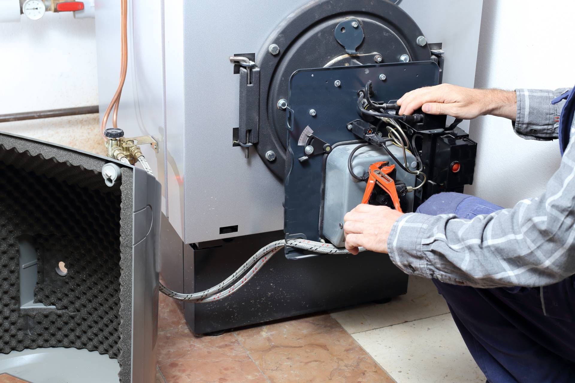 Työntekijä asentaa öljypoltinta