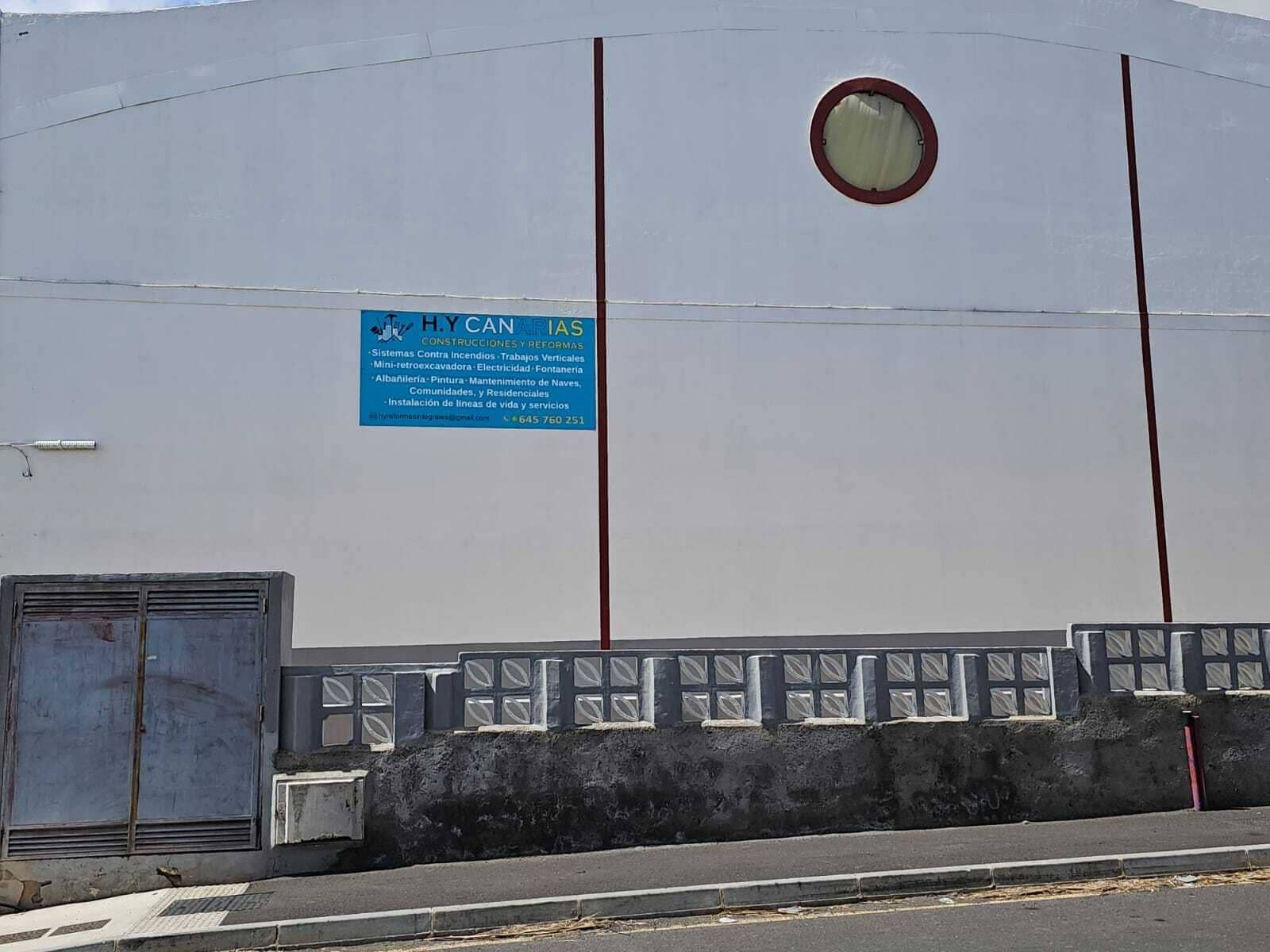 Pared blanca de bodega, con imagen publicitaria