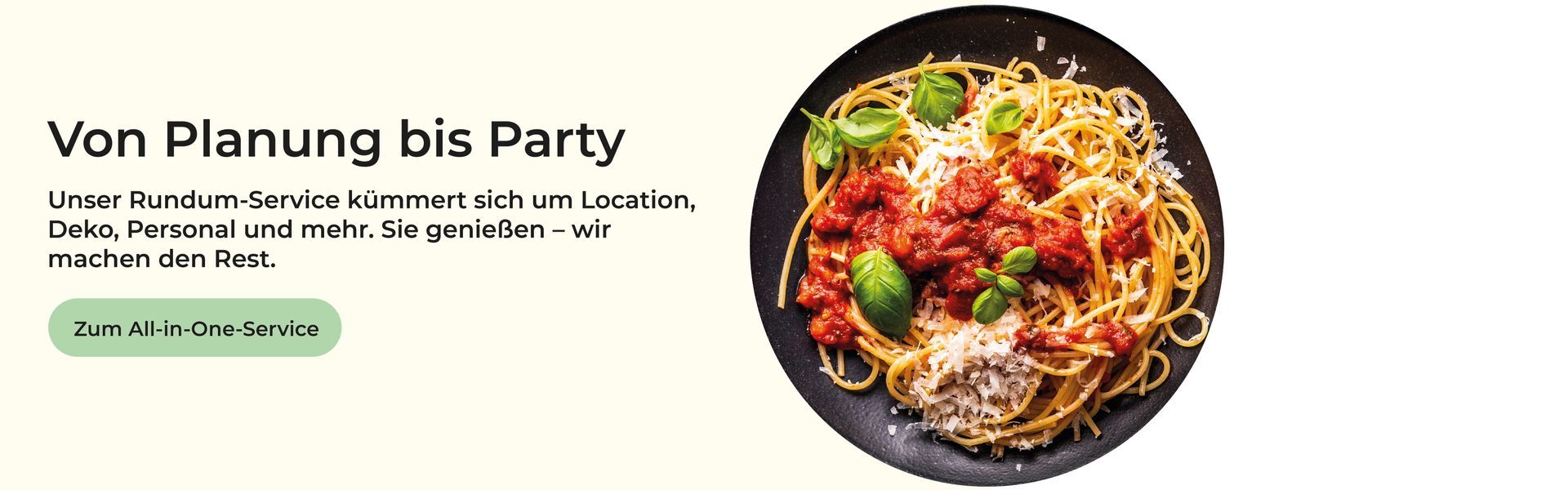 Ein Bild von Spaghetti mit Tomatensoße und Basilikum auf einem Teller.