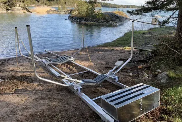 Suuren veneen venetelakka rannassa