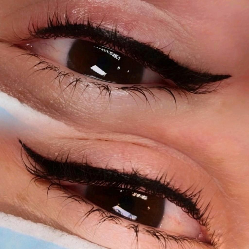Primer plano de dos ojos con delineador oscuro. Cada ojo tiene un delineado alado y pestañas naturales.