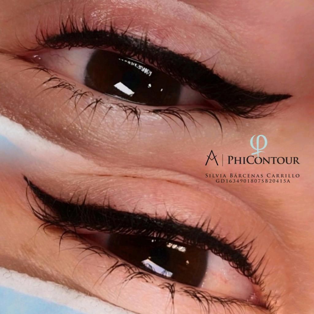 Dos primeros planos de ojos con delineador permanente. El delineador negro con forma de ala define los ojos.