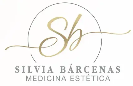 Logotipo de Silvia Bárcenas Medicina Estética: escritura "Sb" dorada dentro de un círculo, texto debajo.