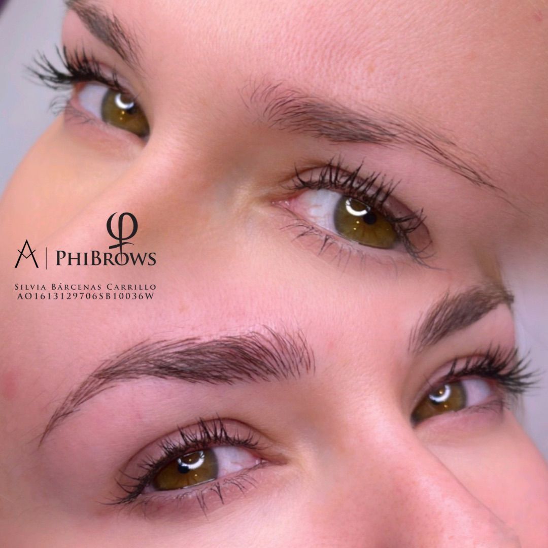 Dos imágenes de cerca de los ojos y las cejas de una persona antes y después de un tratamiento de cejas PhiBrows.