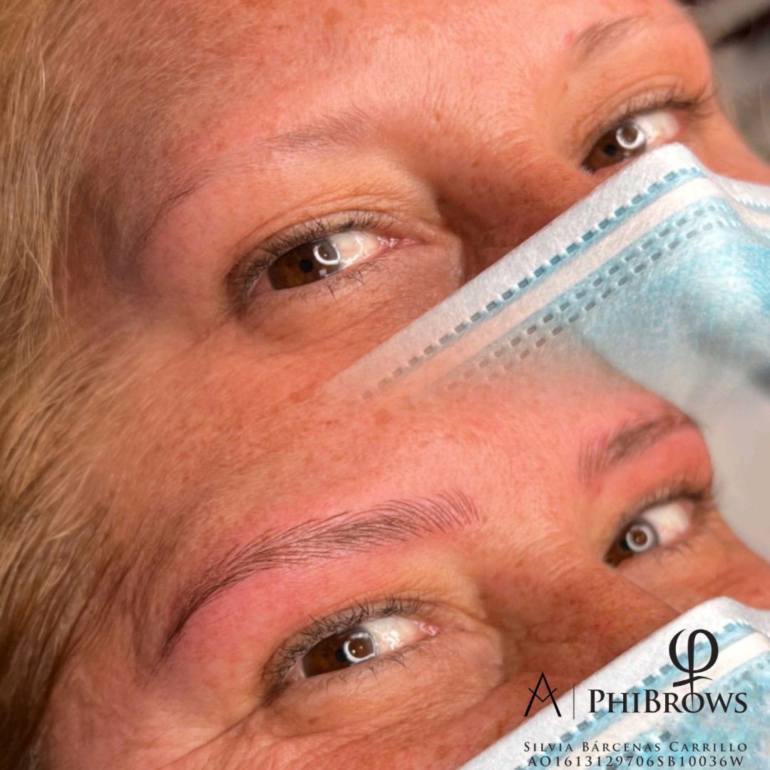 Antes y después del microblading de cejas: la imagen superior muestra cejas dispersas; la imagen inferior muestra cejas realzadas.