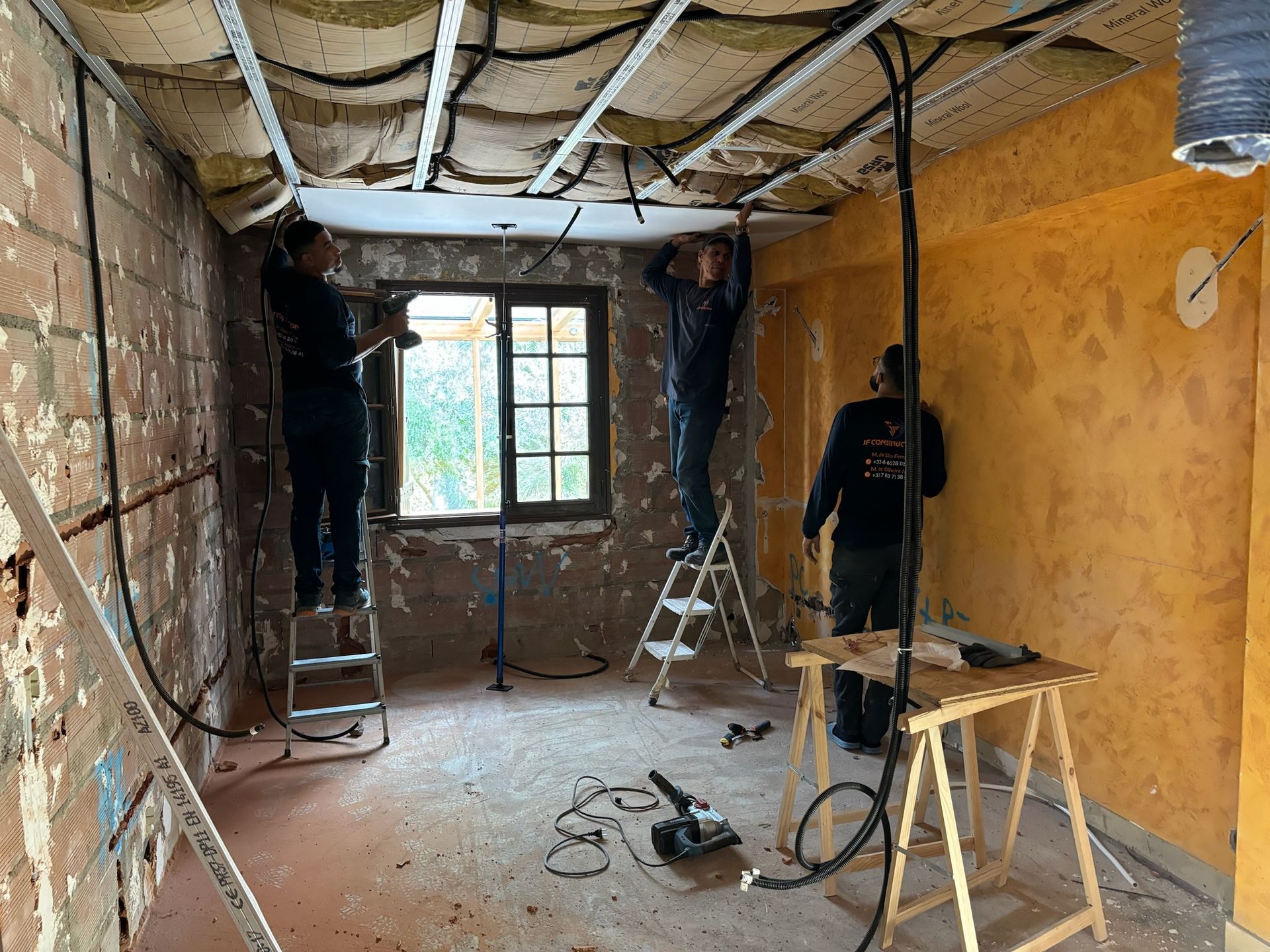 Trois artisans qui travaillent sur un chantier