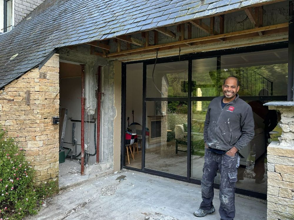 Un artisan devant une baie vitrée