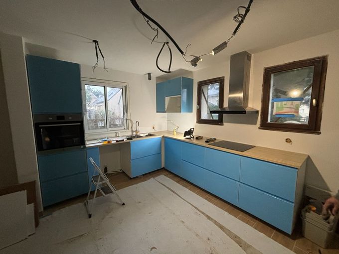 Une cuisine bleue en cours de rénovation