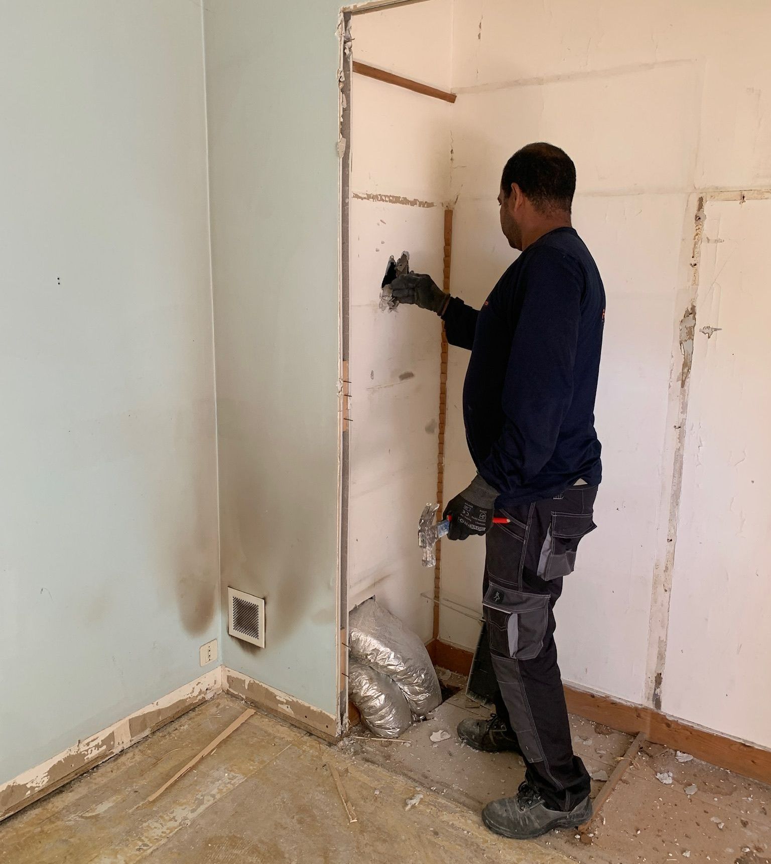 Un artisan qui lisse des murs