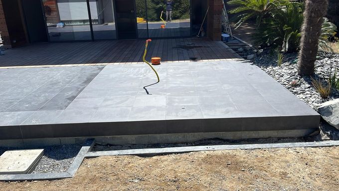 Pose de carrelage et margelle piscine