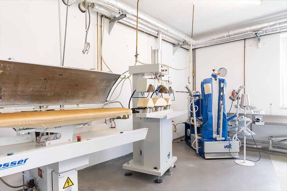 In diesem Raum gibt es viele Maschinen.