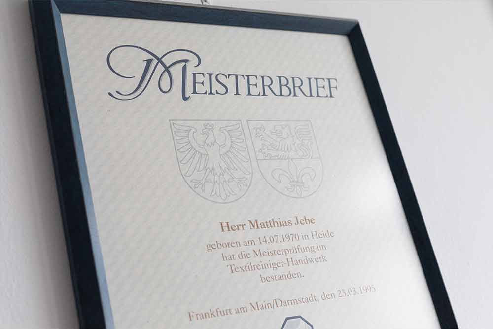 Ein gerahmtes Zertifikat mit der Aufschrift „Meisterbrief“