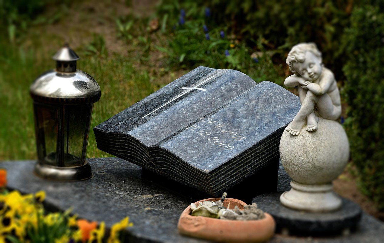 Stèle de granit en forme de livre