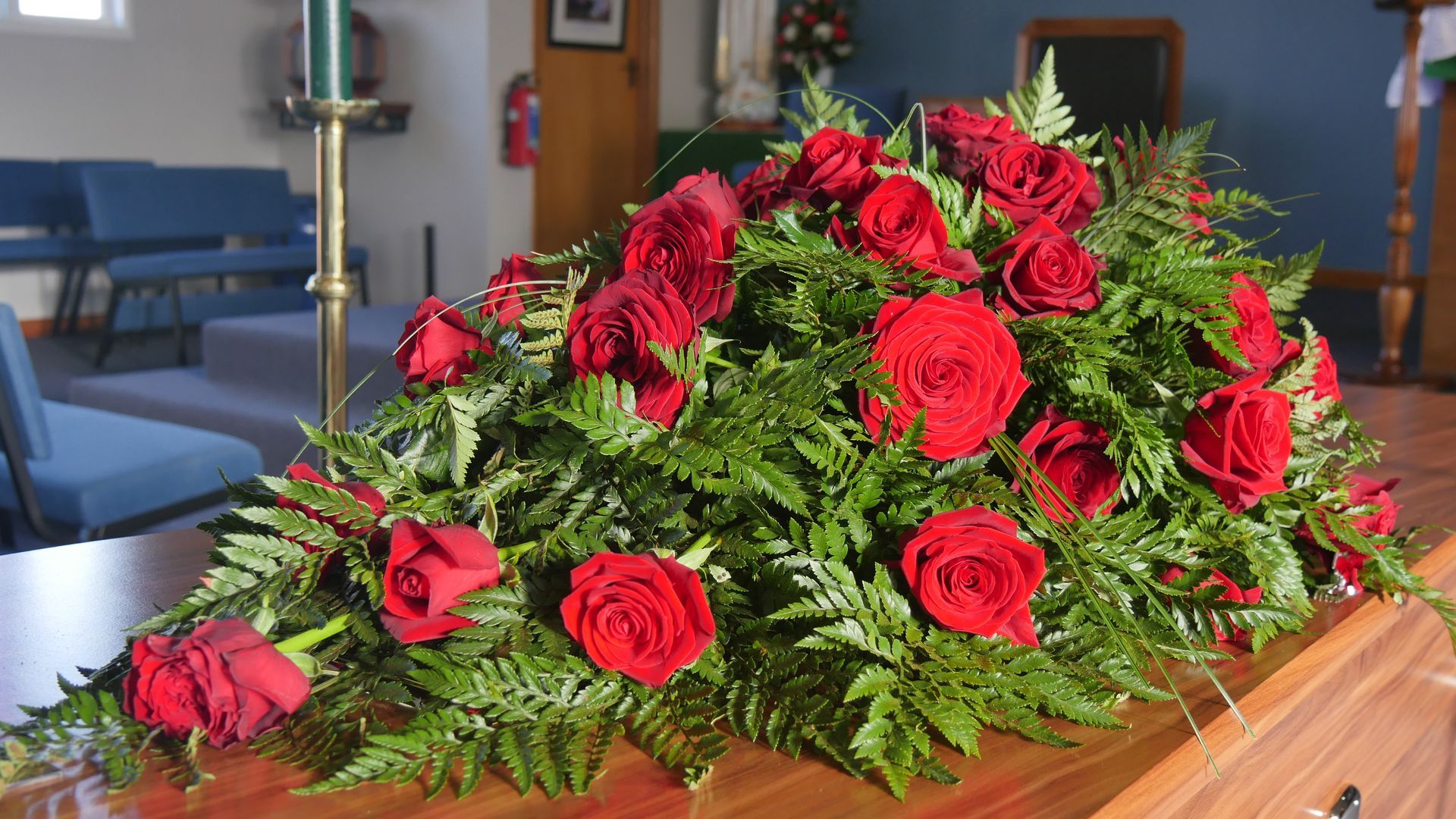 Une gerbe de fleurs sur un cercueil