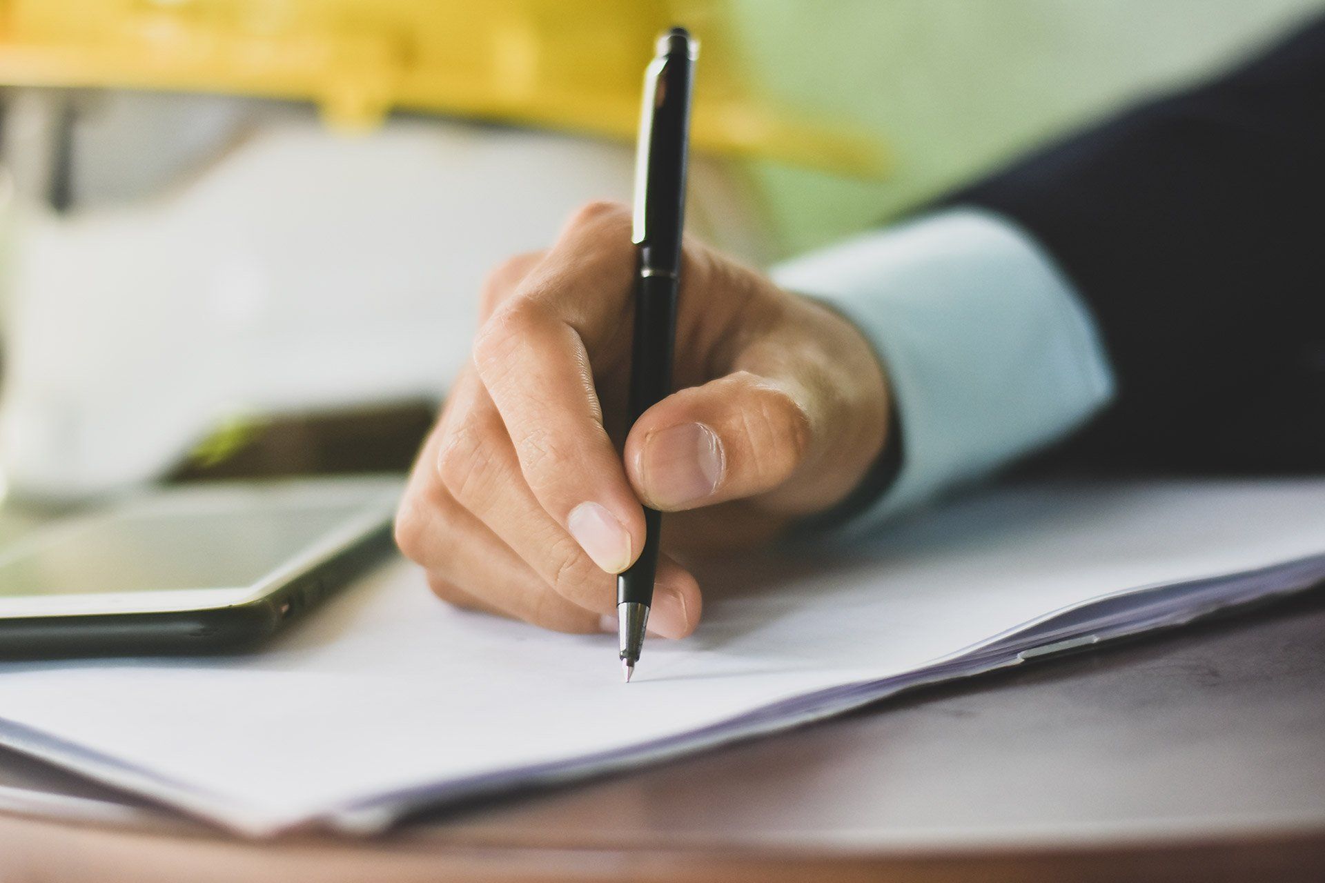 Homme remplissant des papiers