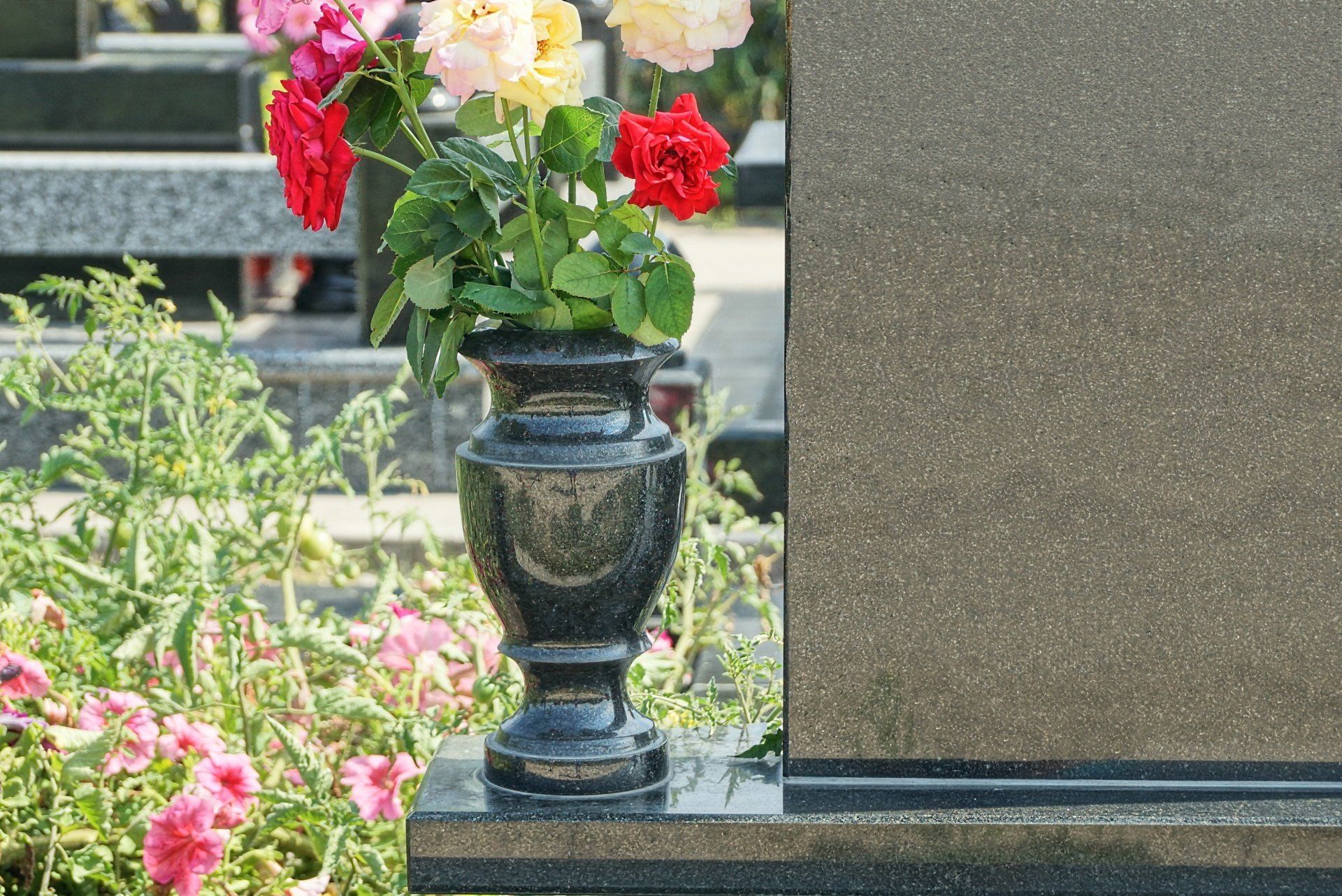 Vase funéraire et roses