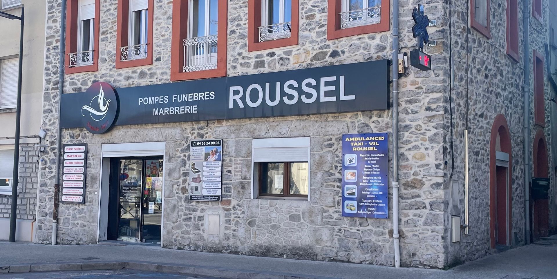 Deux personnes se tiennent la main