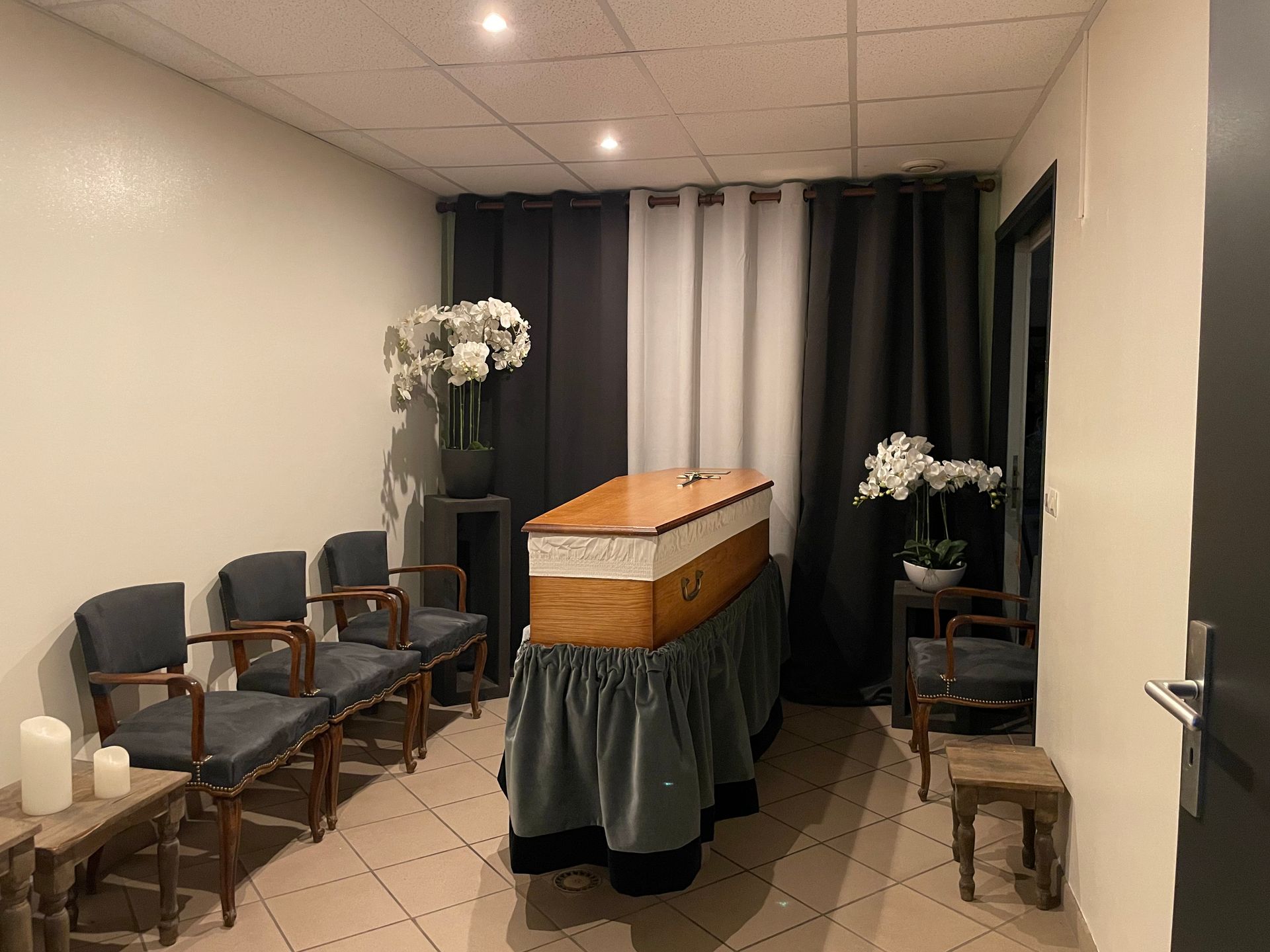 Cercueil dans une chambre funéraire