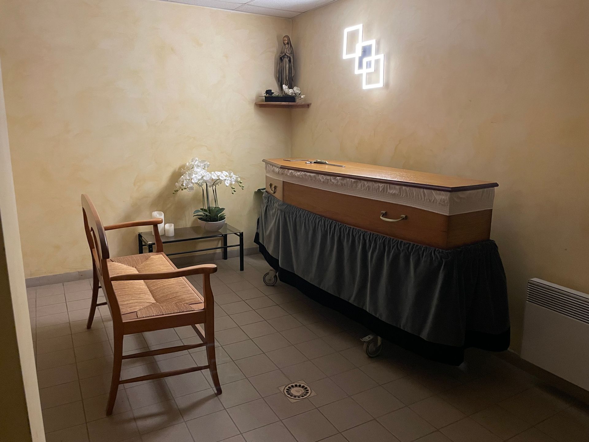 Chambre funéraire avec cercueil