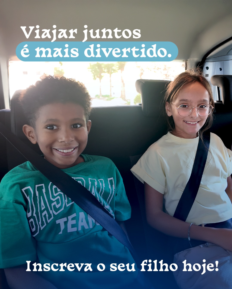 Duas crianças sorrindo no banco de trás de um carro, com a legenda: 