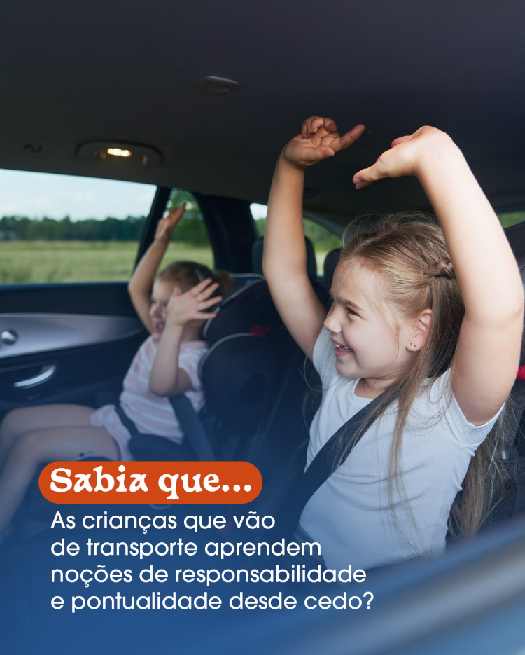 Duas meninas pequenas em um carro, sorrindo e levantando as mãos.