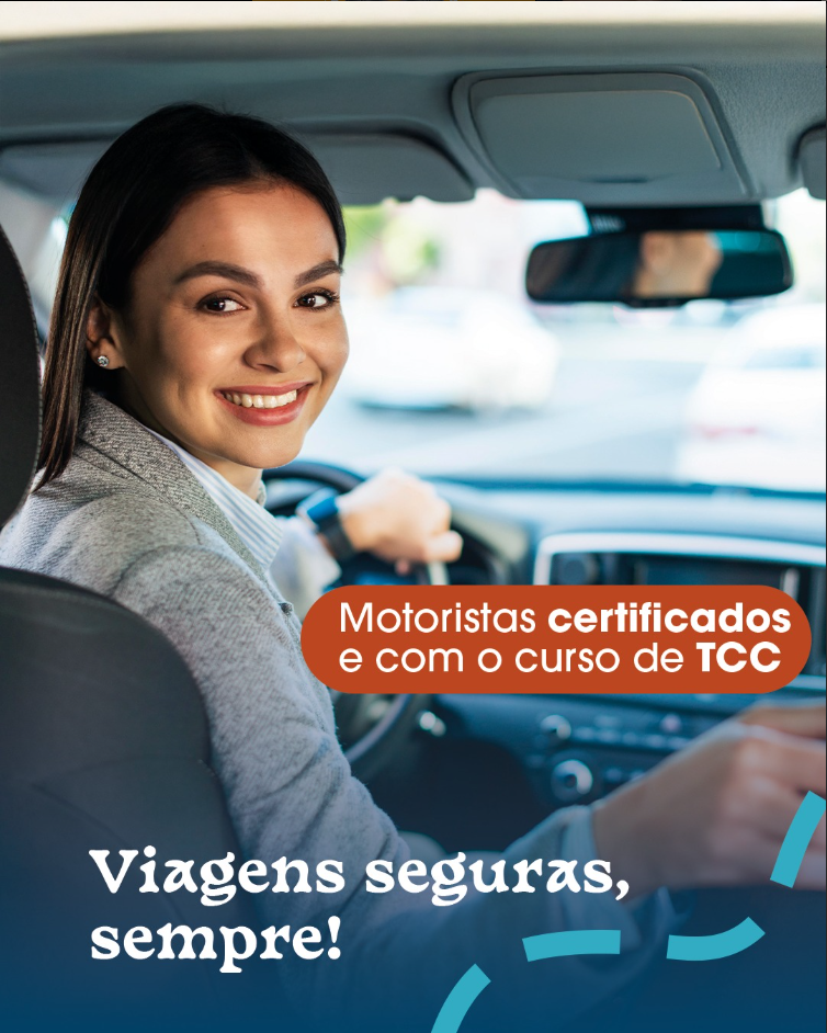 Mulher sorrindo, dirigindo um carro, envia mensagem de texto