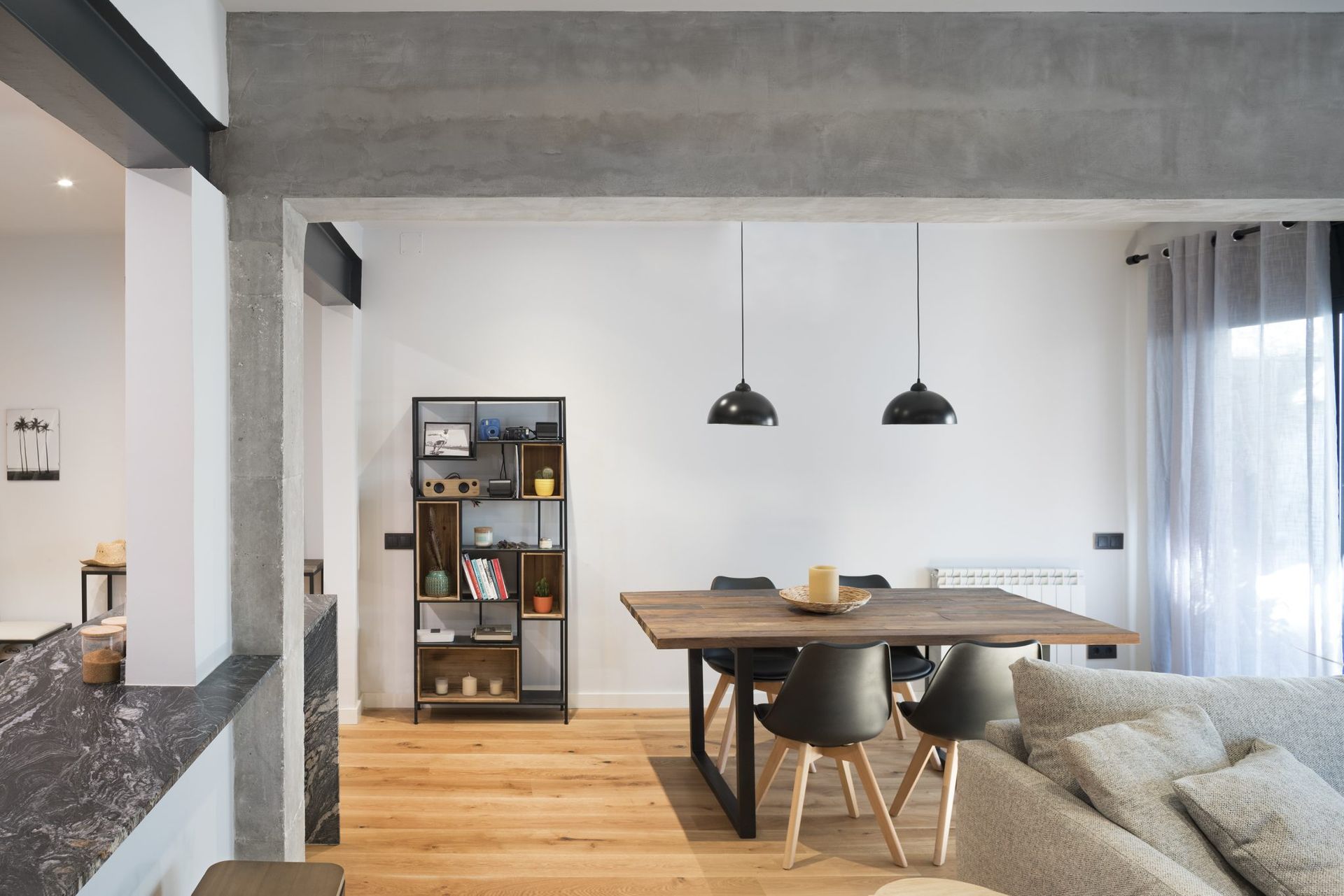 Una sala de estar con una mesa de comedor y sillas.
